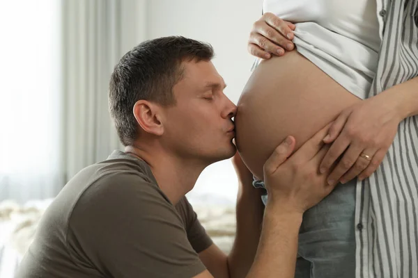 Jonge Zwangere Vrouw Met Haar Man Thuis Close — Stockfoto