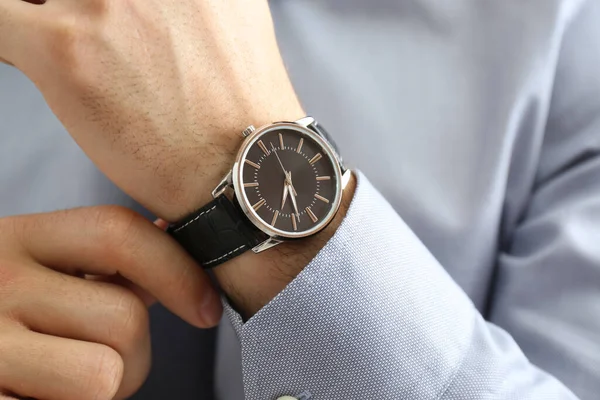 Man Wearing Luxury Wrist Watch Leather Band Closeup — Stock Photo, Image