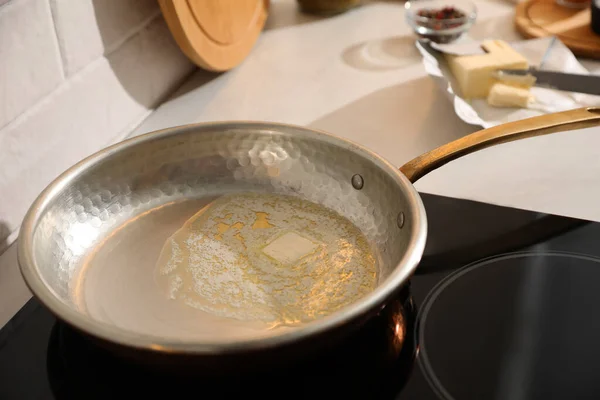 Сковородка Растопленным Маслом Плите Крупным Планом — стоковое фото