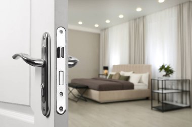 Modern otel odasına açılan ahşap kapı, yakın plan.