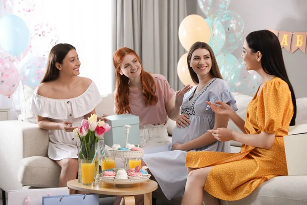 Feliz Mujer Embarazada Pasar Tiempo Con Amigos Fiesta Baby Shower — Foto de Stock