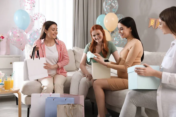 Felice Donna Incinta Trascorrere Del Tempo Con Gli Amici Alla — Foto Stock