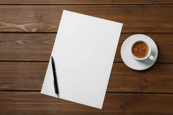 Blanco Vel Papier Pen Kopje Koffie Houten Tafel Plat Gelegd — Stockfoto