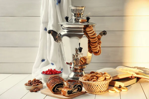 Traditionele Russische Samovar Traktaties Witte Houten Tafel — Stockfoto