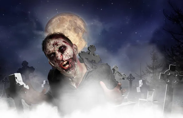 Ijesztő Zombi Ködös Temetőben Teliholdkor Halloween Szörny — Stock Fotó