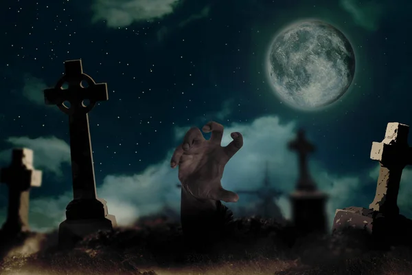 Zombie Asustadizo Saliendo Tumba Cementerio Nublado Bajo Luna Llena Monstruo — Foto de Stock