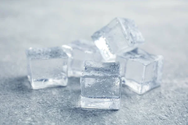 Cubos Hielo Con Gotas Agua Mesa Piedra Clara Primer Plano —  Fotos de Stock