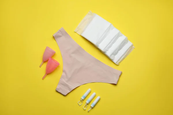 Composición Plana Con Bragas Mujer Productos Higiene Menstrual Sobre Fondo — Foto de Stock