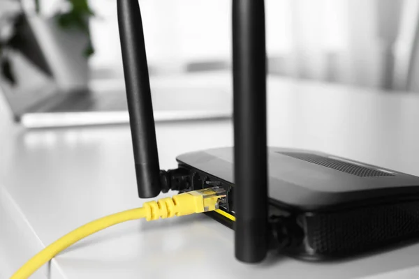 Cavo Collegato Router Tavolo Bianco Primo Piano Comunicazione Internet Wireless — Foto Stock