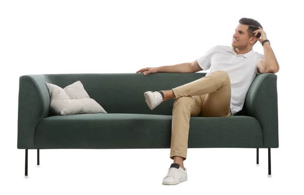 Mann Entspannt Auf Bequemem Grünem Sofa Vor Weißem Hintergrund — Stockfoto