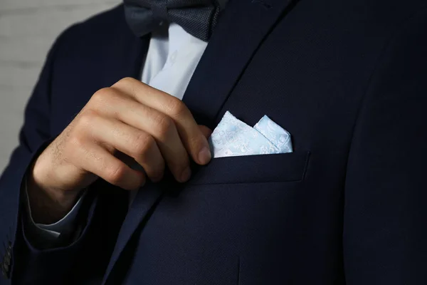 Hombre Que Fija Pañuelo Bolsillo Del Pecho Traje Sobre Fondo — Foto de Stock