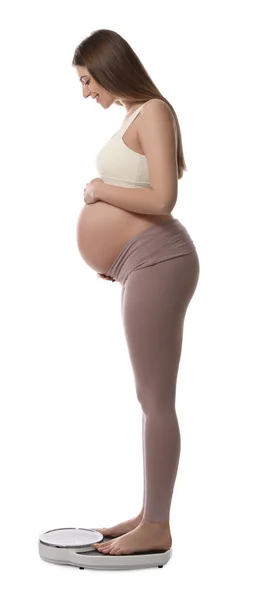 Kobieta Ciąży Stojąca Wadze Białym Tle — Zdjęcie stockowe
