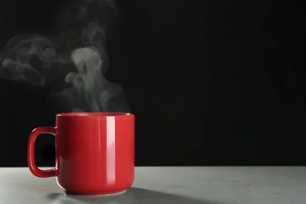 Taza Con Vapor Sobre Mesa Sobre Fondo Negro Espacio Para — Foto de Stock