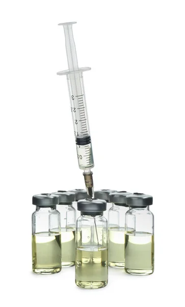 白色背景的装有药瓶的注射器 — 图库照片