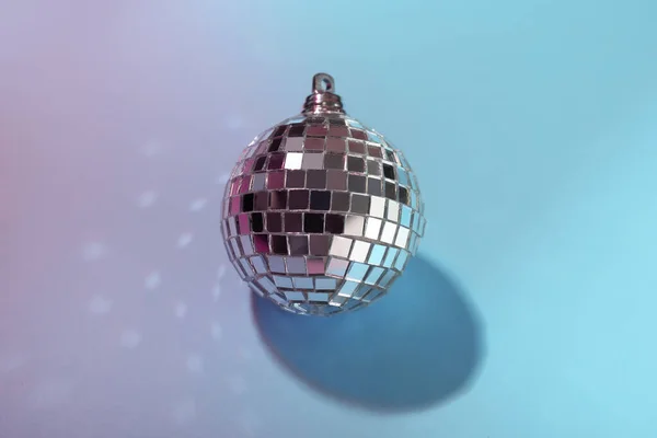 Glänsande Disco Boll Ljusblå Bakgrund Ovan — Stockfoto
