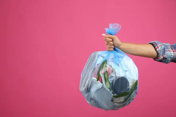 Kobieta Trzymająca Worek Śmieci Różowym Tle Zbliżenie Miejsce Tekst — Zdjęcie stockowe