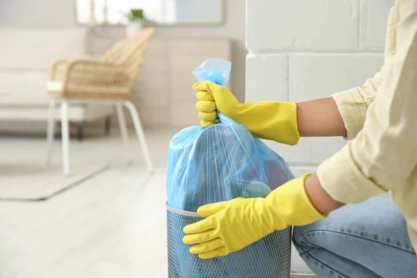 Mujer Sacando Bolsa Basura Basura Casa Cerca Espacio Para Texto — Foto de Stock