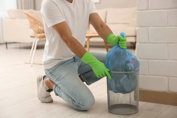 Hombre Sacando Bolsa Basura Papelera Casa Primer Plano — Foto de Stock