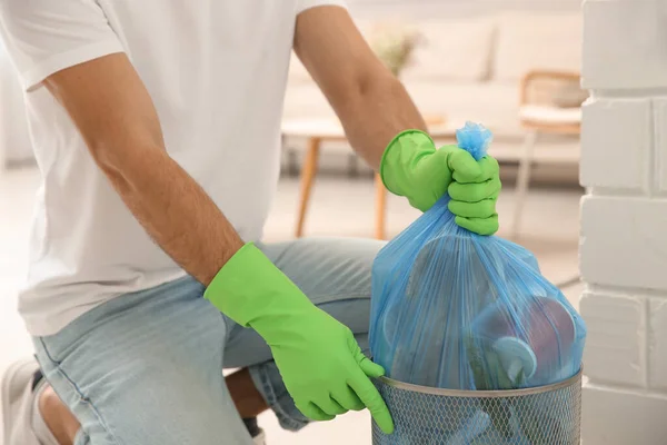 Άνθρωπος Παίρνει Σακούλες Σκουπιδιών Από Κάδο Στο Σπίτι Closeup — Φωτογραφία Αρχείου
