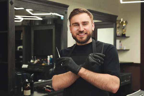 Cabeleireiro Feliz Com Ferramentas Profissionais Barbearia — Fotografia de Stock