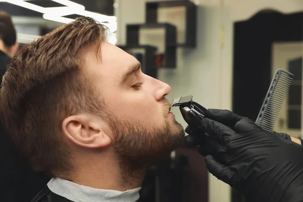 Cabeleireiro Profissional Trabalhando Com Cliente Barbearia — Fotografia de Stock