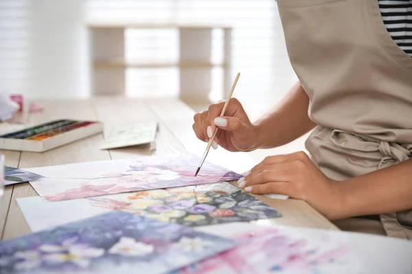 Jonge Vrouw Die Binnen Bloemen Tekent Aan Tafel Close Ruimte — Stockfoto