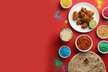 Geleneksel Hint yemekleri ve kırmızı arka planda renk tozları, metin için alan. Holi festivali