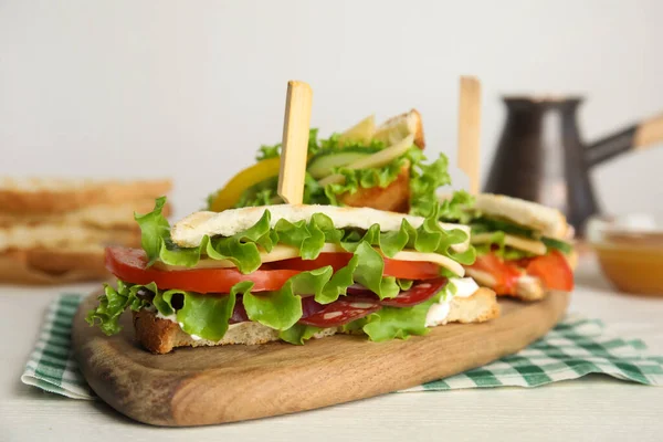 Läckra Smörgåsar Med Grönsaker Och Ost Vitt Bord Närbild — Stockfoto