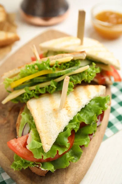 Läckra Smörgåsar Med Grönsaker Och Ost Vitt Bord Närbild — Stockfoto