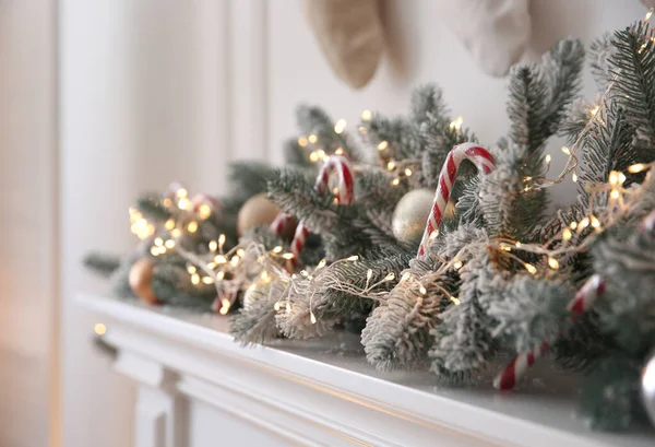 Schöne Dekoration Aus Tannenzweigen Zuckerstangen Lichterketten Und Weihnachtskugeln Zimmer Nahaufnahme — Stockfoto