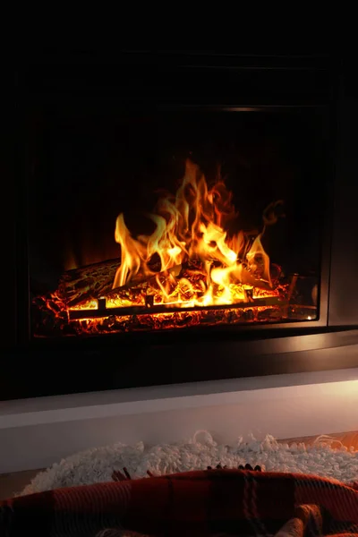 Όμορφο Τζάκι Ξύλα Που Καίγονται Εσωτερικούς Χώρους Χειμερινή Περίοδος — Φωτογραφία Αρχείου