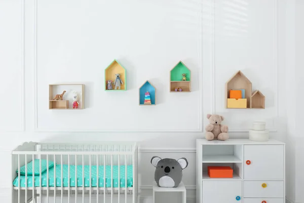 Comfortabele Wieg Buurt Van Muur Met Kleurstellingen Babykamer Interieur Ontwerp — Stockfoto