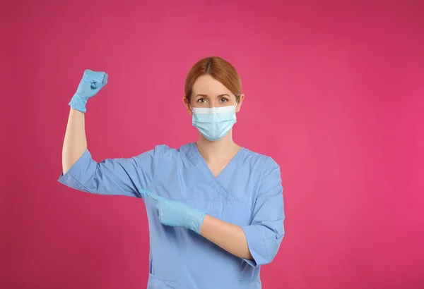 Médico Con Máscara Protectora Mostrando Músculos Sobre Fondo Rosa Espacio —  Fotos de Stock