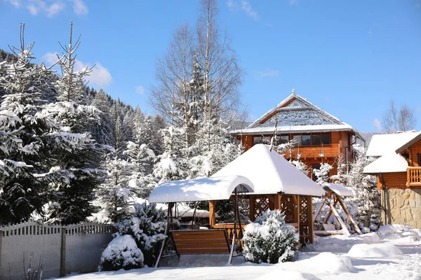 Pintoresca Vista Cabaña Madera Hermoso Bosque Cubierto Nieve Invierno — Foto de Stock