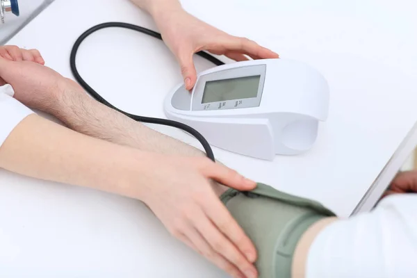 Arzt Überprüft Blutdruck Des Mannes Klinik Nahaufnahme — Stockfoto