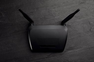 Siyah arkaplanda modern Wi-Fi yönlendirici, üst görünüm