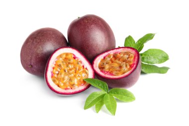 Kesim ve tüm tutku meyveleri beyaz arka planda yapraklarla