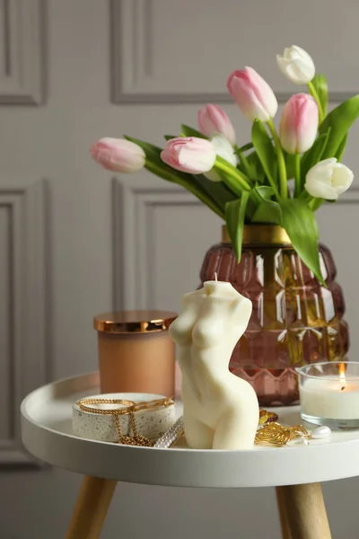 美しい女性の体の形のキャンドル 花や白いテーブルの上の装飾 — ストック写真