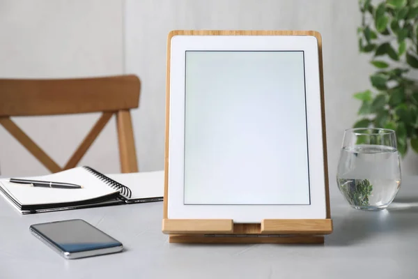 Tableta Moderna Con Pantalla Blanco Smartphone Mesa Interior Espacio Para —  Fotos de Stock