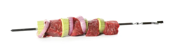 Metallspieß Mit Rohem Fleisch Zwiebel Und Zucchini Scheiben Auf Weißem — Stockfoto