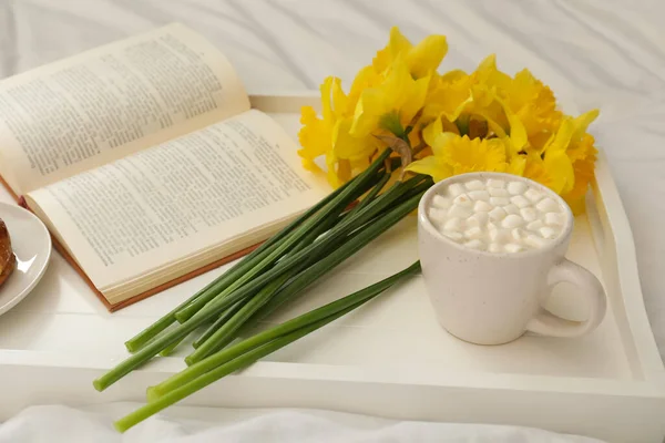 美しい水仙の花束とベッドの上で熱い飲み物 — ストック写真