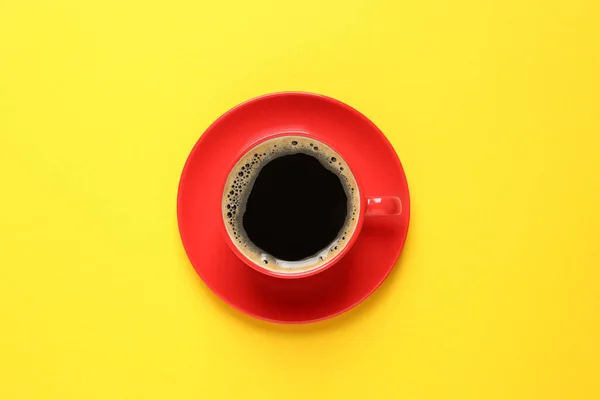 Aromatischer Kaffee Roter Tasse Auf Gelbem Hintergrund Draufsicht — Stockfoto