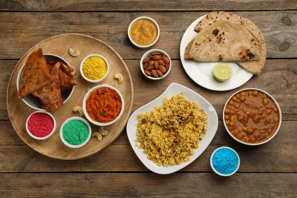 Tradycyjne Indyjskie Jedzenie Proszki Kolorystyczne Drewnianym Stole Płaskie Układanie Święto — Zdjęcie stockowe