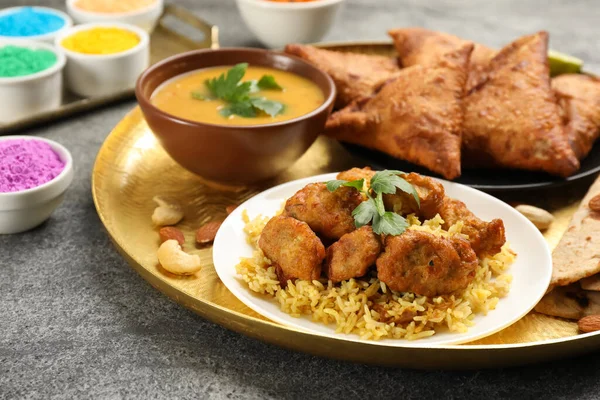 Παραδοσιακά Ινδικά Τρόφιμα Και Σκόνες Χρώματος Γκρι Τραπέζι Closeup Γιορτή — Φωτογραφία Αρχείου