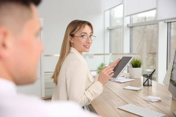 Jeune Femme Flirtant Avec Son Collègue Pendant Travail Bureau — Photo