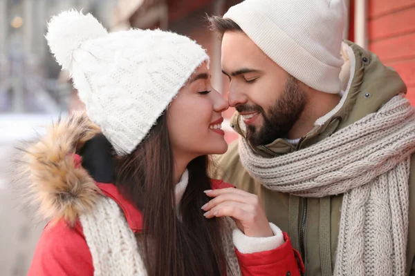 Feliz Pareja Joven Pasando Tiempo Juntos Feria Invierno Celebración Navidad —  Fotos de Stock