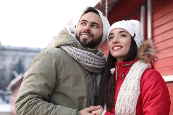 Heureux Jeune Couple Passer Temps Ensemble Foire Hiver Fête Noël — Photo