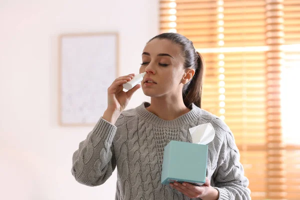 Mujer Enferma Con Caja Papel Usando Aerosol Nasal Casa — Foto de Stock