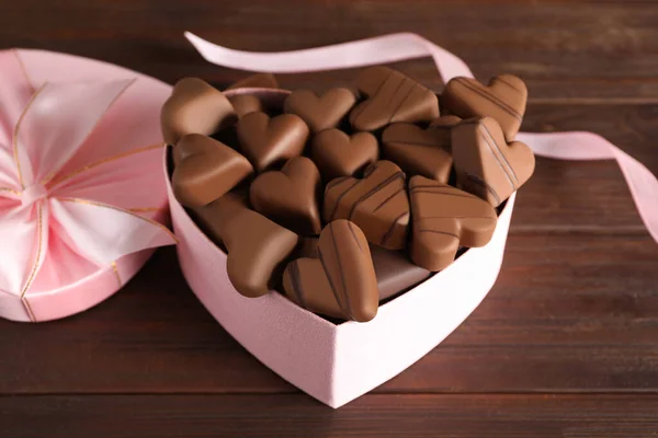 木製のテーブルの上に箱に美しいハート型のチョコレートキャンディー — ストック写真