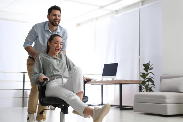 Jóvenes Colegas Divirtiéndose Con Silla Oficina — Foto de Stock